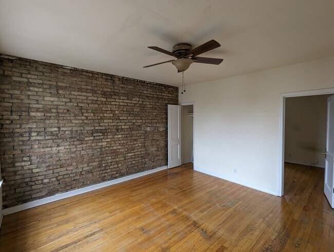 Building Photo - 3048 W Wellington Ave
