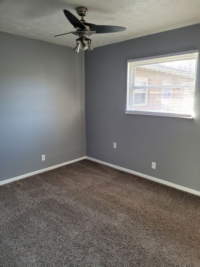 Building Photo - 7092-7094 N Manor Dr