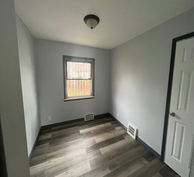 Building Photo - Cute 2 bedroom located on Detroit's East side.