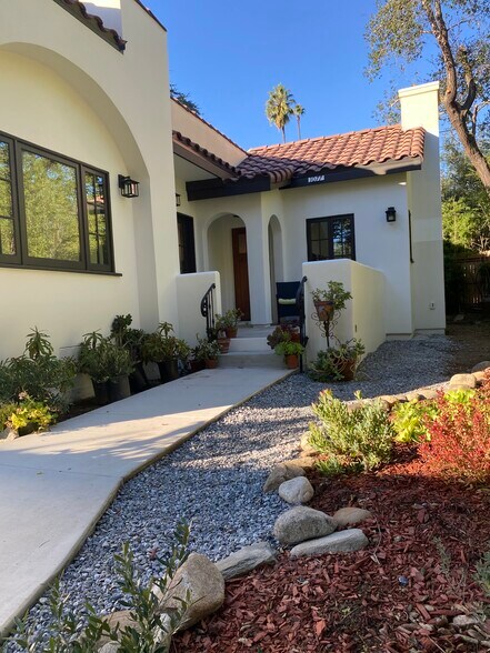 Building Photo - 1077 E Howard St