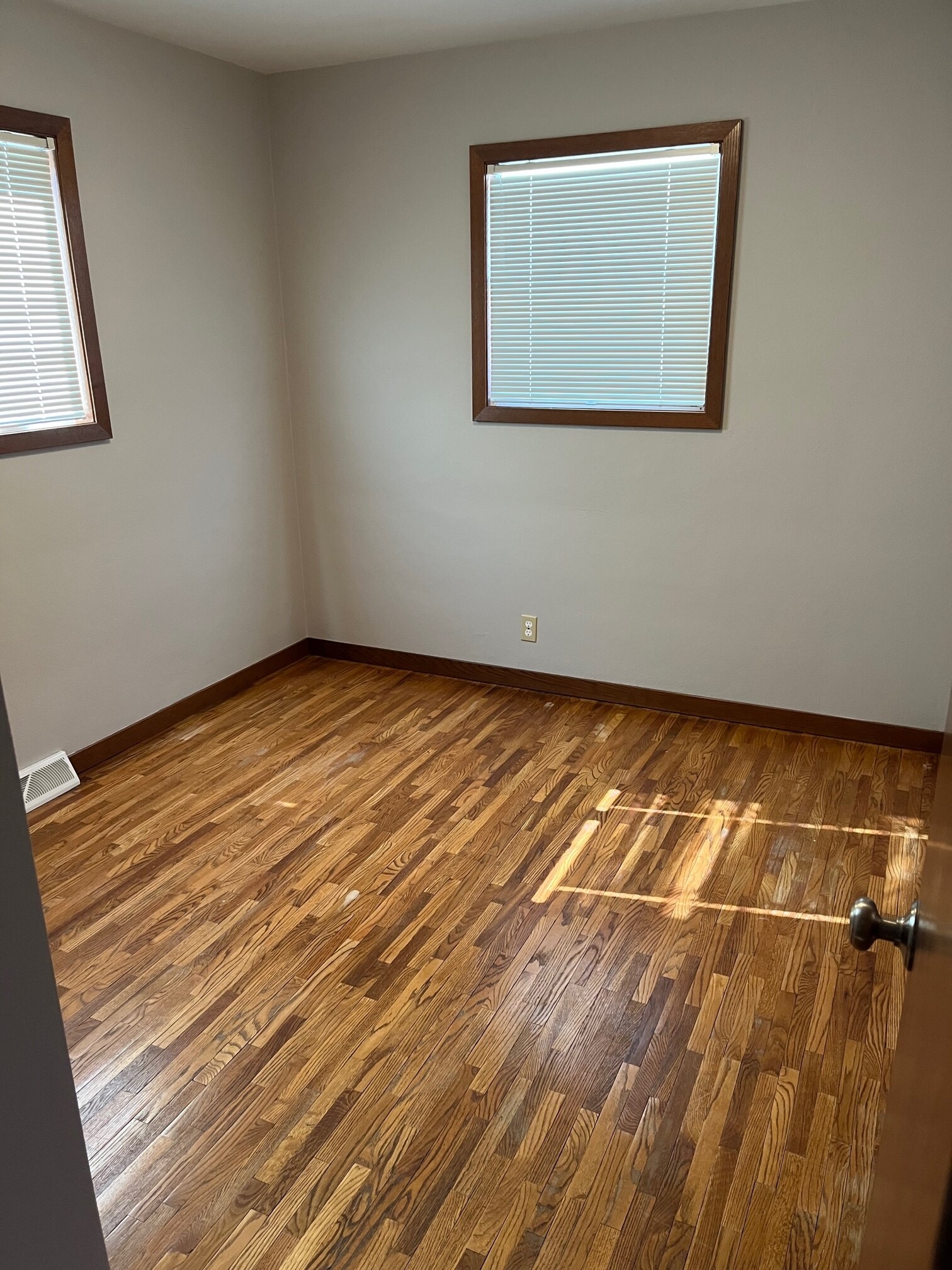 Building Photo - 1043 6th Ave