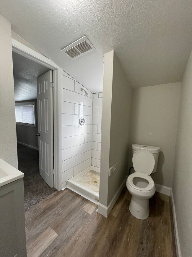 Building Photo - 818 N Corona St