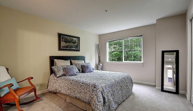 Building Photo - Gorgeous Townhouse in the Heart of Kirkland W/ Community Fitness Center & Hot Tub!