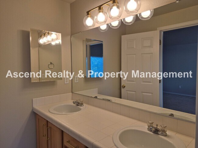 Building Photo - **Move In Special**Beaverton Convenience with Central AC & Attached Garage  Minutes to MAX, Costc...