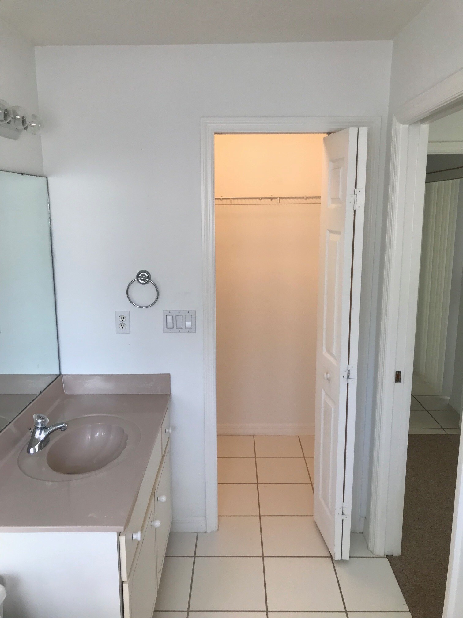 Building Photo - 9 Rainbow Ln