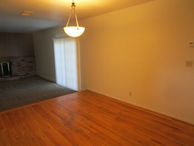 Building Photo - MOVE IN SPECIAL $500 off 1st months rent