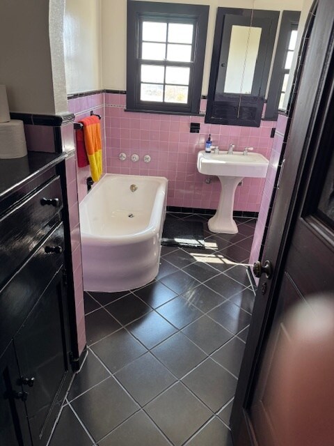 tub - 4918 Angeles Vista Blvd