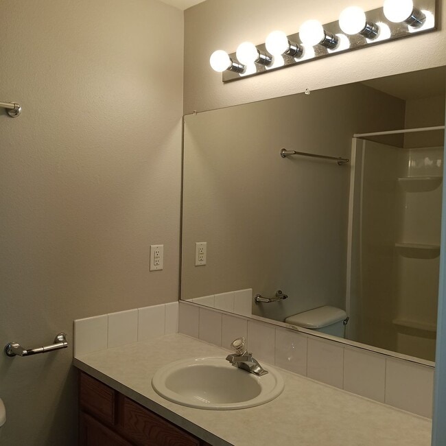 Building Photo - Relax and Enjoy Your Next Home in Monouth!