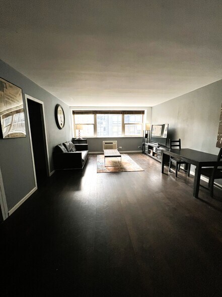 Primary Photo - 253 E Delaware Pl