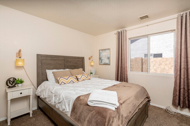 Building Photo - 1762 E Sycamore Rd