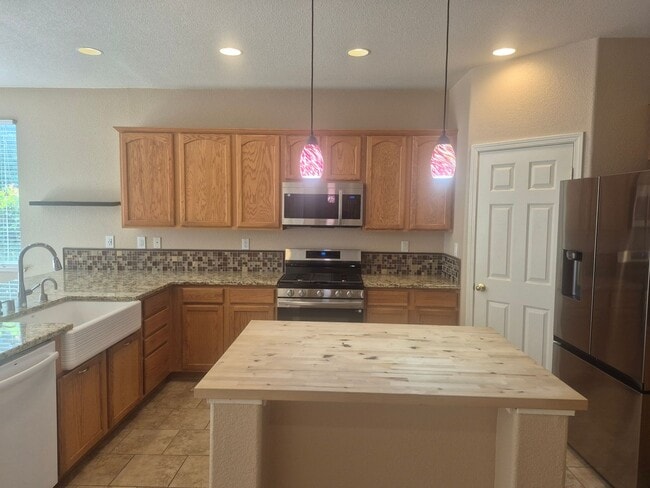 Building Photo - Beautiful 4 Bedroom 2.5 Bath with loft