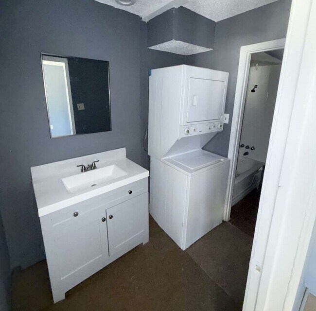 Building Photo - 7700 Creekbend Dr