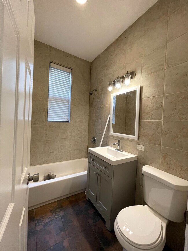 Building Photo - 2809 W Wabansia Ave