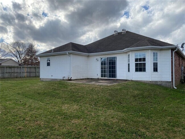 Building Photo - 911 SW Cheyenne Dr