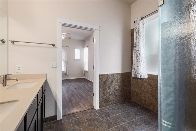 Building Photo - 1925 Littlefield St