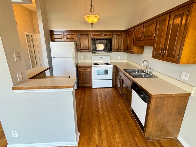 Building Photo - Cherry Hill condo, highly desired!