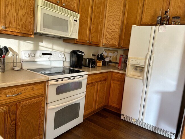 Building Photo - Welcome to your new home!  3 beds, 2.5 bat...