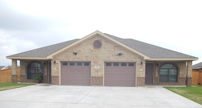 Building Photo - 3 bedroom 2 bath Duplex Text 302-231-7228 for more info