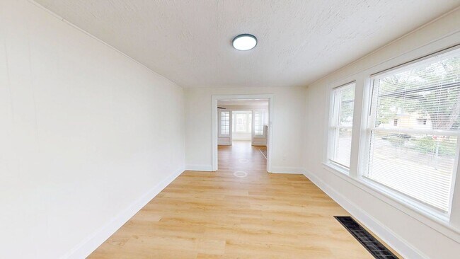 Building Photo - 978 Linwood Ave