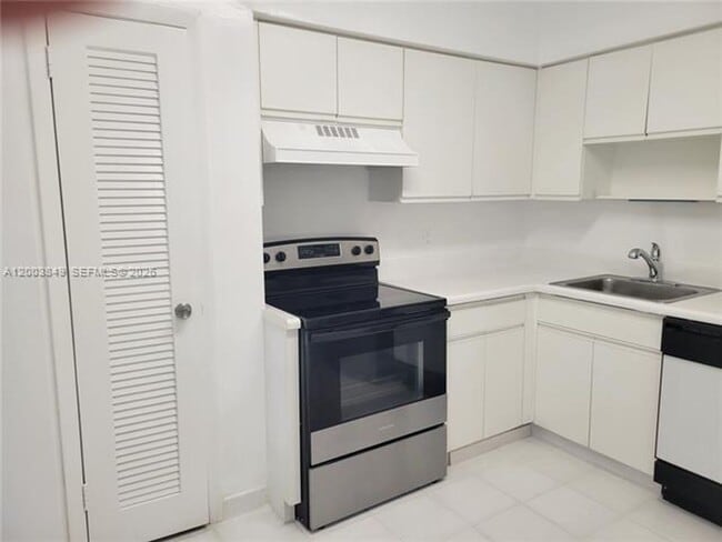 Building Photo - 5700 Collins Ave