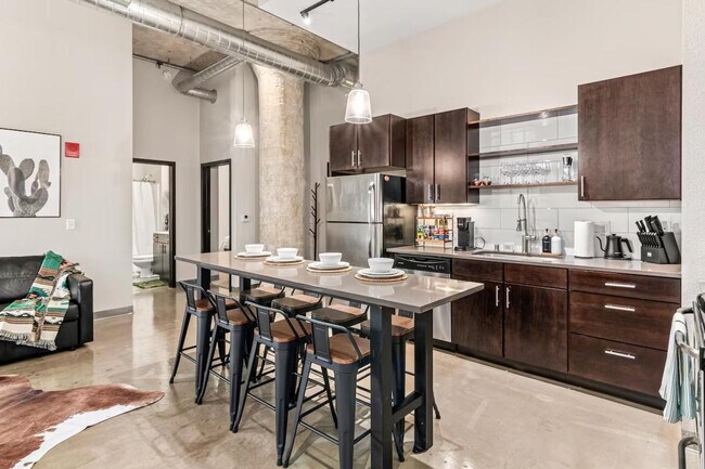 Building Photo - 301 N 7th Ave