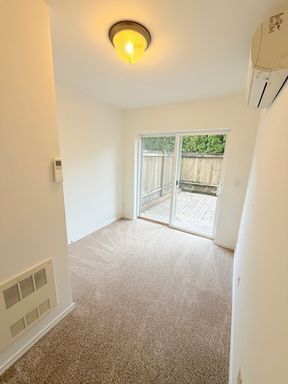 Building Photo - Lovely Ballard Townhome - Exceptional Location! AVAILABLE NOW!