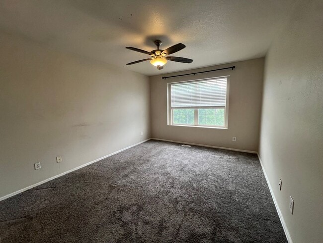 Building Photo - 3 Bedrooms 2.5 Bedroom Townhome in Quail R...