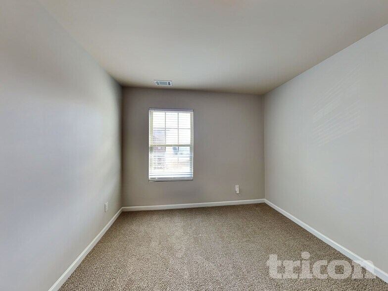 Building Photo - 2878 S Hills