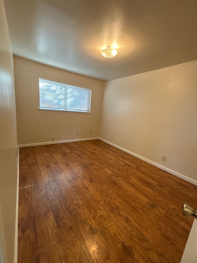 Building Photo - 2 Bedroom 1 Bath Apartment