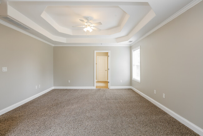 Building Photo - Spacious 5-Bedroom Home