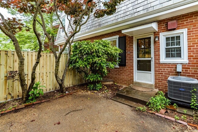 Building Photo - Beautifully Maintained 3 Levels, 2 Bedroom...