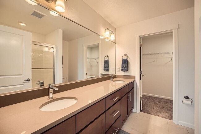 Building Photo - Modern Furnished Townhome in Prime Kent Lo...
