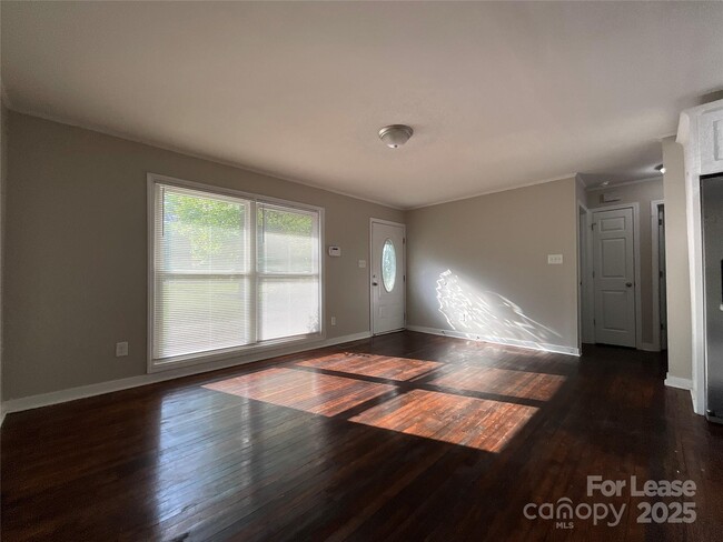 Building Photo - 2326 Chipola Dr
