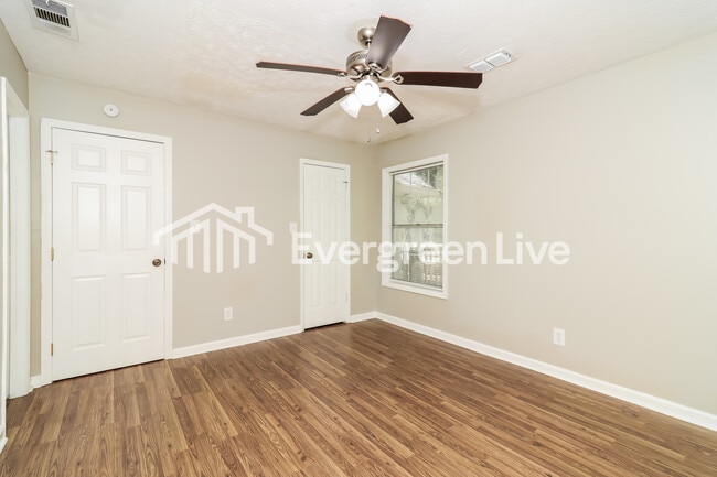 Building Photo - 4947 Farmstead Ct NE