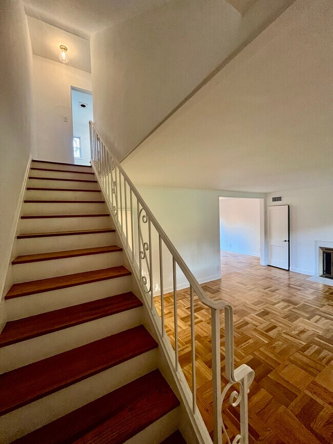 1,161 SF Split-level townhouse - 5367 Village Grn