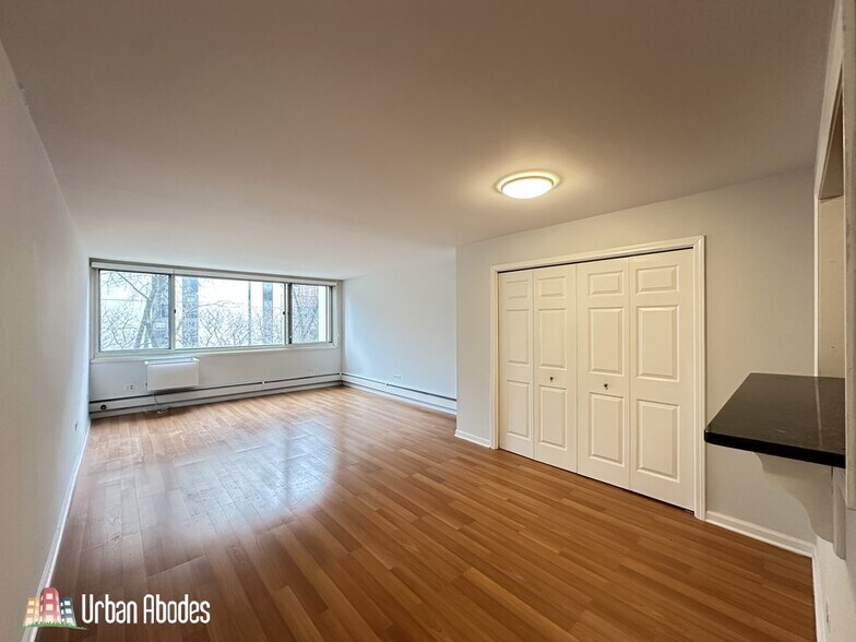 Building Photo - 1335 N Dearborn St