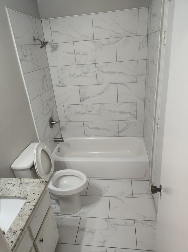 Building Photo - 409 Lakebend Pl