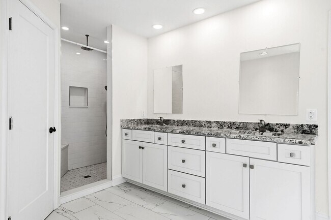 Building Photo - 5116 Shore Dr