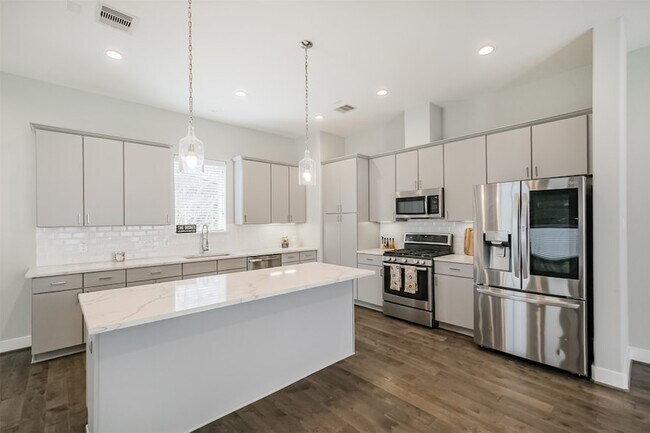 Building Photo - 1305 Mayfair Clarkson Ln