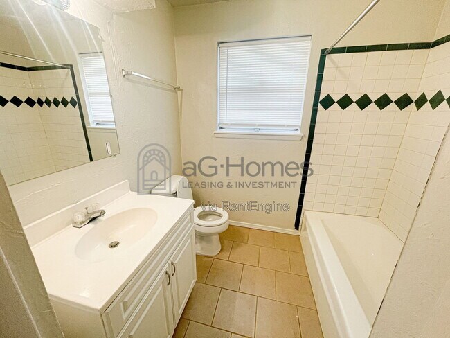 Building Photo - 3409 Overland Dr