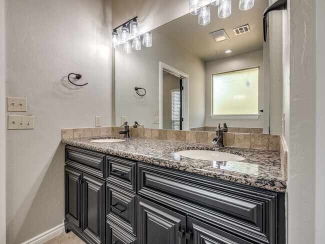 Building Photo - 8900 Belcaro Dr