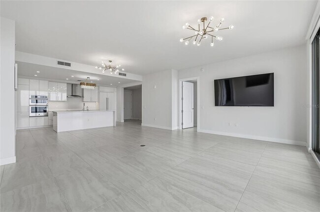 Building Photo - 301 1st St S