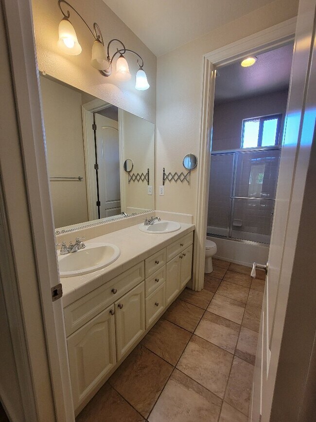 Building Photo - Beautiful 5 bedroom home in Empire Ranch