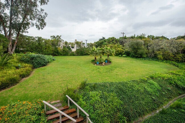 Building Photo - 2bed/2bath Condo in the Heart of Coast Village!