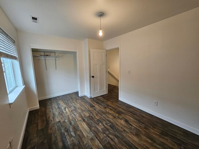 Building Photo - Modern 3 Bedroom, 2.5 Bath Home in Hillsboro with Granite Countertops and 2 Car Garage!
