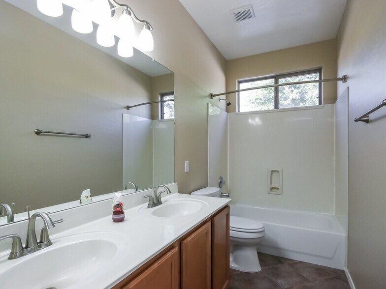 Building Photo - 1714 S Colonial Dr