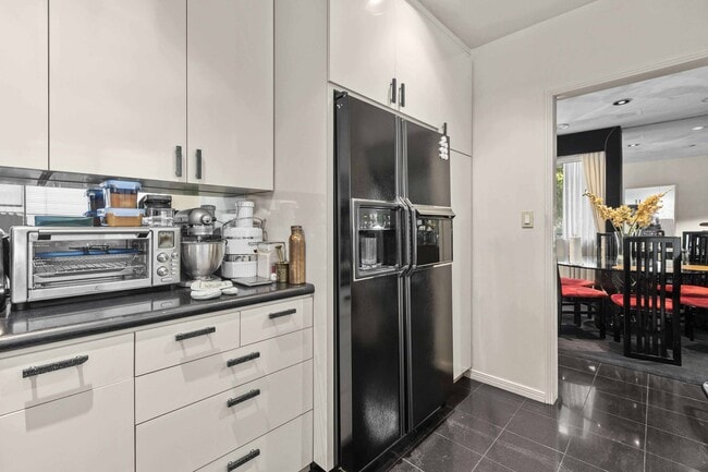 Building Photo - 540 N W Knoll Dr