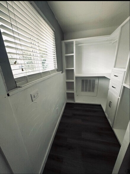 Building Photo - 930 Potter Dr