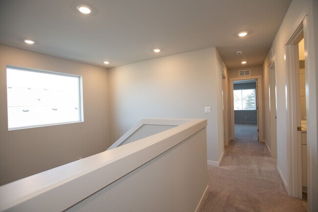 Building Photo - 63264 NE Peale St