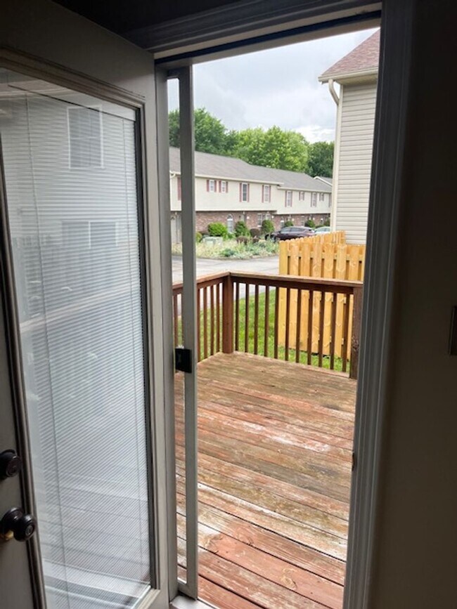 Building Photo - 2 bedroom, 1.5 bath Townhouse: Oaklawn Park!